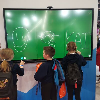 98 inch Interactive Flat Panel Touch Screen TV with 4K Ultra HD and 20 Touch Points for School and Corporate