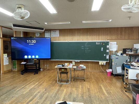 Latest Interactive Touch screen 75 inch IFPD for Education Corporate Display